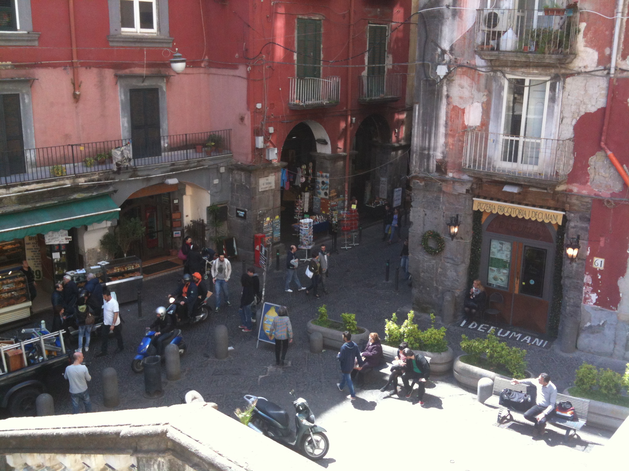 Un séjour à Naples 3 : le spectacle est dans la rue