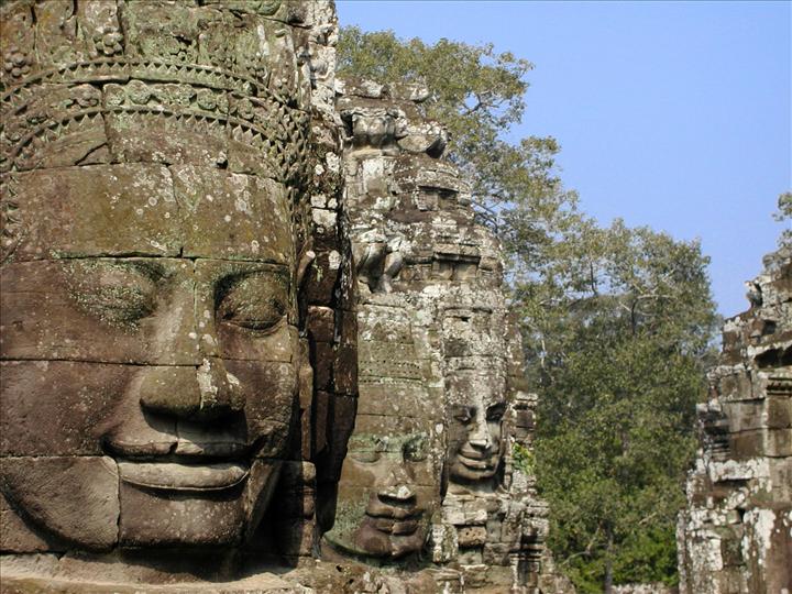 Angkor, une métropole khmère?